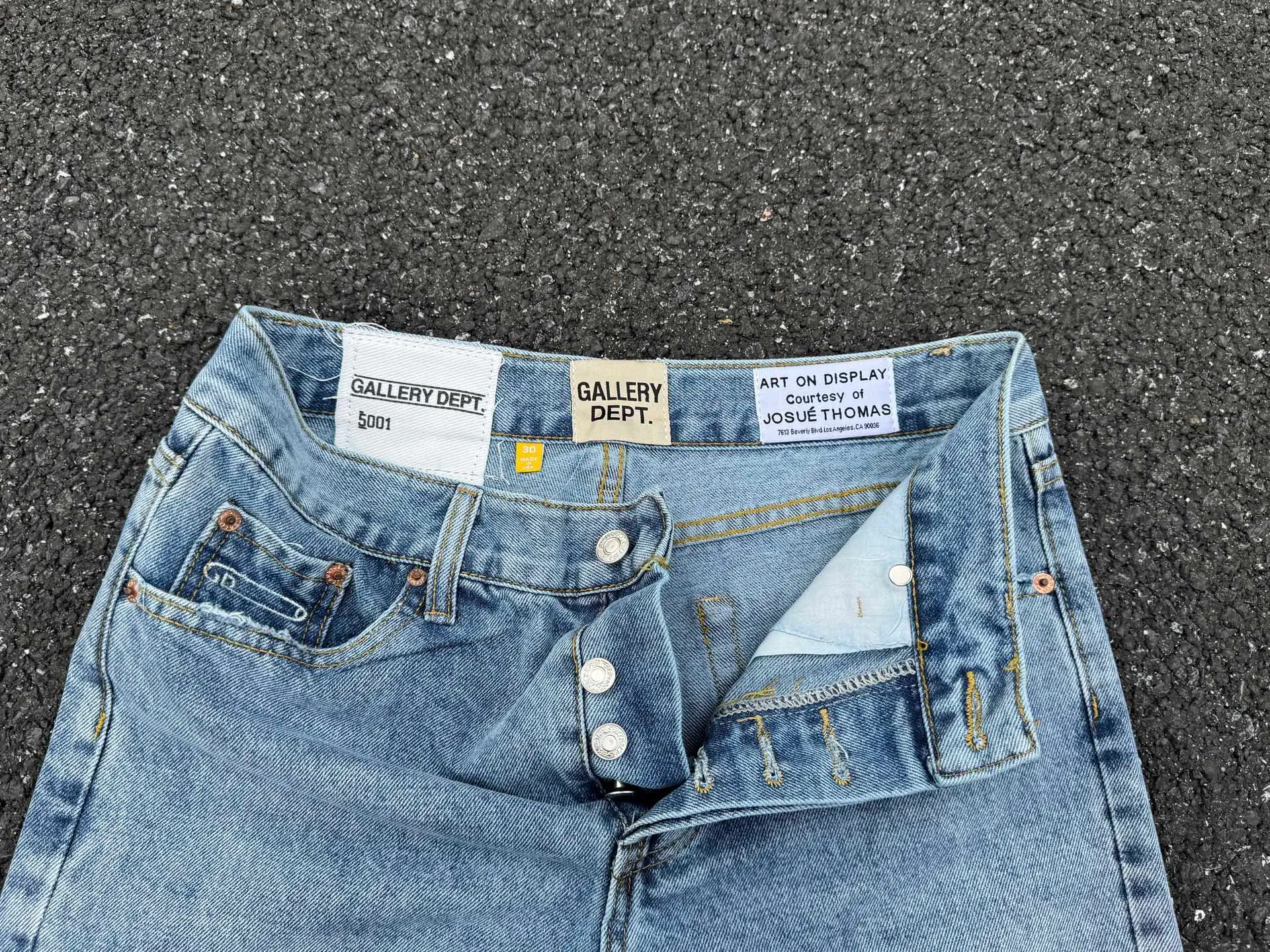P260💰G88 GALLERY DEPT. Denim splicing flame🔥flare pants washed distressed splicing jeans GALLERY is attracted by these bell-bottom pants. Whether it is a reset of Carhartt or Levis, it has created a strong brand style. Since these pants are modified from rare vintage, the production capacity is limited. Therefore, after many icons wore them, these pants were once hard to find. Later, perhaps due to the improvement of GD's business in the past two years and the expansion of production lines, the brand itself lowered the price, so I can't wait any longer for these pants this year and will definitely buy them. During the process of the denim washing plant, the owner of the washing plant helped introduce a boss who had worked for Levi's foundry and started his own business. This also paved the way for the following styles. Therefore, Levi's remodeled single product for the base plate is really familiar. Whether it is the fabrics supplied or the lathes used in production, there is nothing to choose from. -Color: blue -Size: S-XXL (corresponding to 28-36)